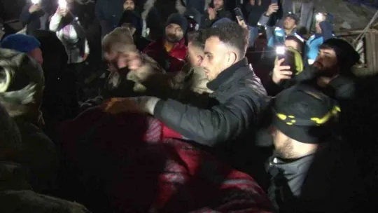 Hatay'da 42 saat sonra enkazdan çıkarılan Haticenur'un ilk isteği 'limonlu su' oldu