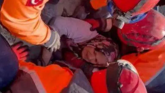 Hatay'da depremin 33. saatinde gelen kurtuluş: 4 yaşındaki Zeynep ve annesi kurtarıldı