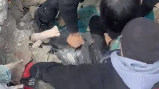 Hatay'da enkaz altındaki çocuk ve bir vatandaş 30 saat sonra kurtarıldı