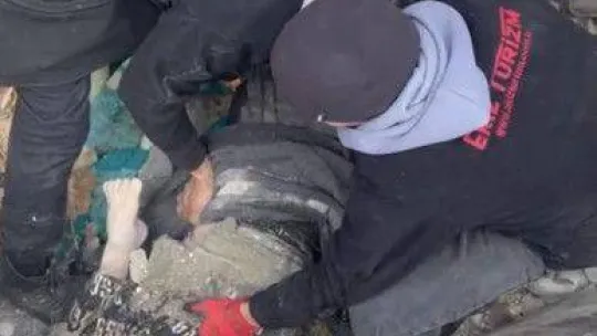 Hatay'da enkaz altındaki çocuk ve bir vatandaş 30 saat sonra kurtarıldı