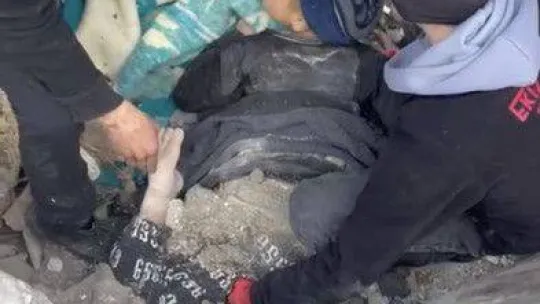 Hatay'da enkaz altındaki çocuk ve bir vatandaş 30 saat sonra kurtarıldı