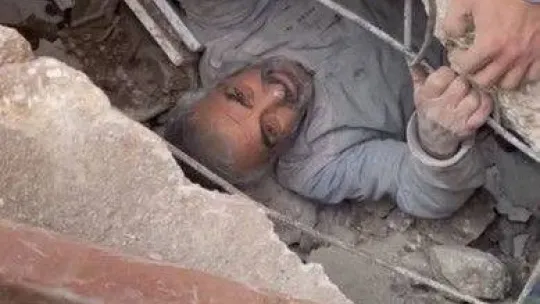 Hatay'da enkaz altındaki çocuk ve bir vatandaş 30 saat sonra kurtarıldı