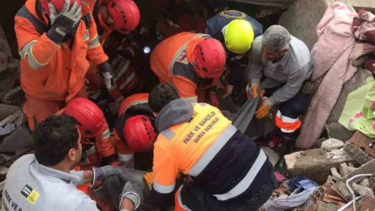 Hatay'da enkaz altındaki genç 37 saat sonra kurtarıldı