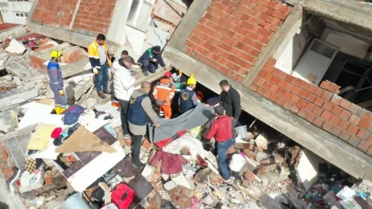 Hatay'da enkaz altındaki genç 37 saat sonra kurtarıldı