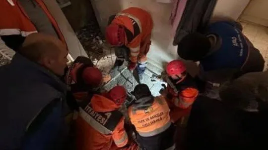 Hatay'da enkaz altındaki genç 37 saat sonra kurtarıldı