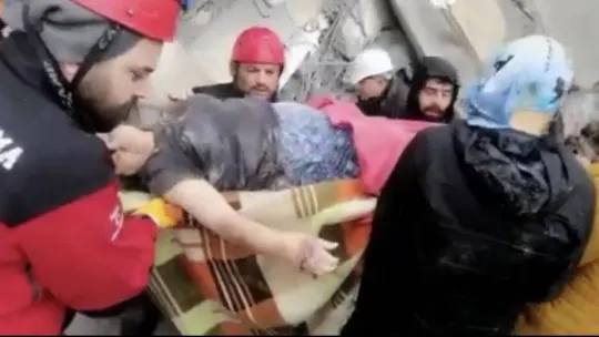 Hatay'da enkaz altındaki kadın 36 saat sonra sağ olarak kurtarıldı