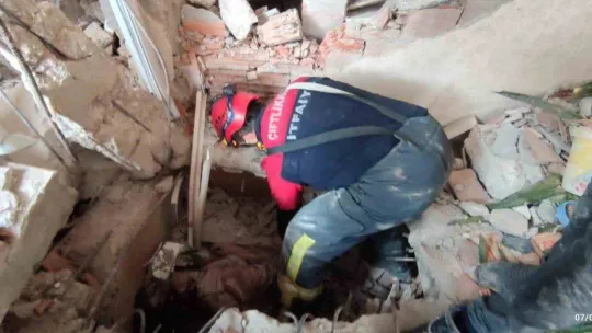 Hatay'da itfaiyeciler enkazdan 2'si çocuk 5 kişiyi canlı kurtardı