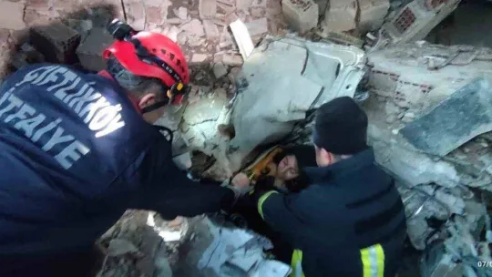 Hatay'da itfaiyeciler enkazdan 2'si çocuk 5 kişiyi canlı kurtardı