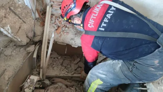 Hatay'da itfaiyeciler enkazdan 2'si çocuk 5 kişiyi canlı kurtardı