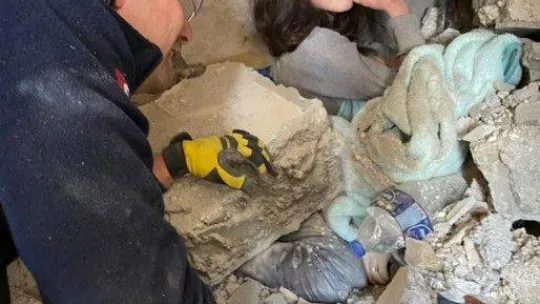 Hatay'da itfaiyeciler enkazdan 2'si çocuk 5 kişiyi canlı kurtardı