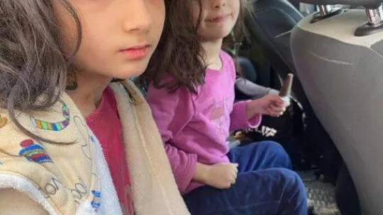 Hatay'da itfaiyeciler enkazdan 2'si çocuk 5 kişiyi canlı kurtardı