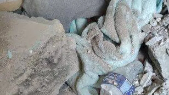 Hatay'da itfaiyeciler enkazdan 2'si çocuk 5 kişiyi canlı kurtardı