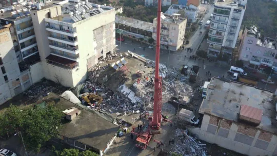 Hatay Payas'da çöken binalarda arama kurtarma çalışmaları sürüyor