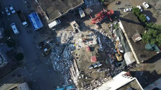 Hatay Payas'da çöken binalarda arama kurtarma çalışmaları sürüyor