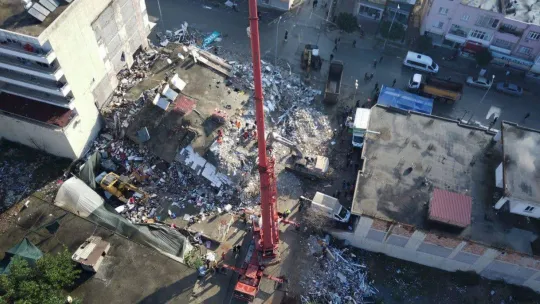 Hatay Payas'da çöken binalarda arama kurtarma çalışmaları sürüyor