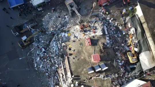 Hatay Payas'da çöken binalarda arama kurtarma çalışmaları sürüyor