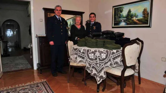 Hatice teyzeden Mehmetçiğe 150 bere ve boyunluk