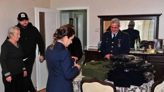 Hatice teyzeden Mehmetçiğe 150 bere ve boyunluk