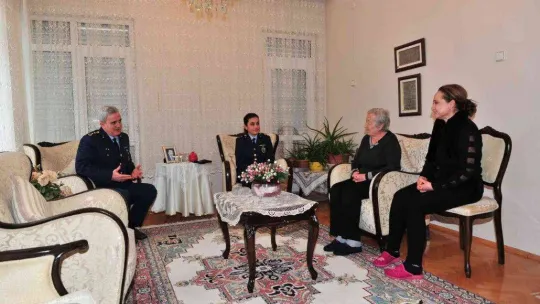 Hatice teyzeden Mehmetçiğe 150 bere ve boyunluk