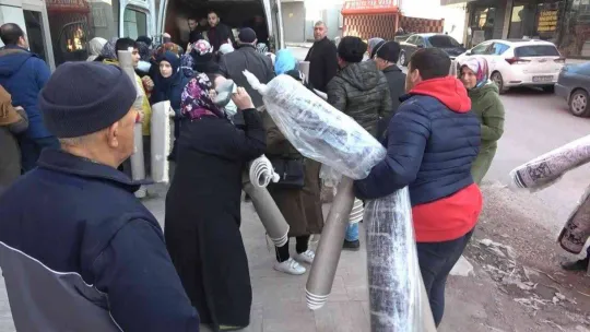 Havada uçuşan halıları kapmak için birbirlerini ezdiler