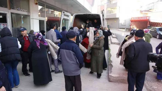 Havada uçuşan halıları kapmak için birbirlerini ezdiler