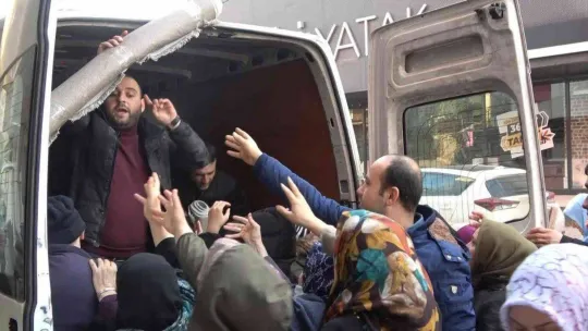 Havada uçuşan halıları kapmak için birbirlerini ezdiler