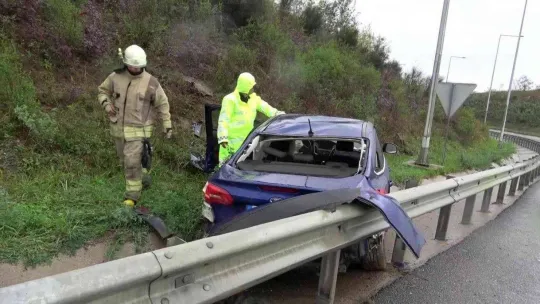 Havalimanı yolunda kaza yapan kadını itfaiye erleri sakinleştirdi