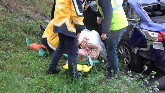 Havalimanı yolunda kaza yapan kadını itfaiye erleri sakinleştirdi