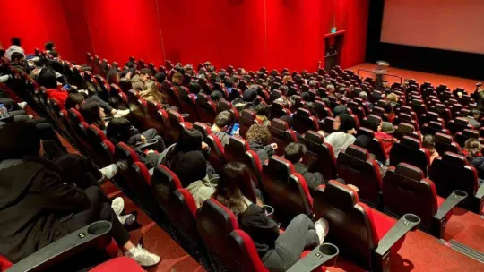 Hayatı beyaz perdeye uyarlanan milletvekili, filmi öğrenicilerle izledi