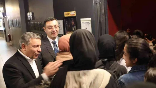 Hayatı beyaz perdeye uyarlanan milletvekili, filmi öğrenicilerle izledi