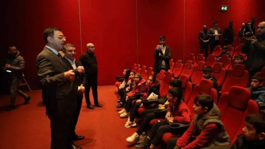 Hayatı beyaz perdeye uyarlanan milletvekili, filmi öğrenicilerle izledi
