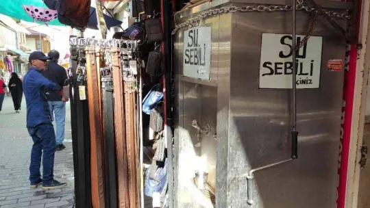 Hayır dua almak için 15 yıldır soğuk su dağıtıyor