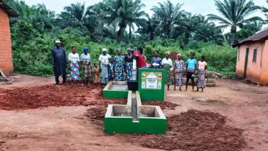 Hayırsever iki kadın emekli maaşlarından biriktirdikleri parayla Afrika'da su kuyusu açtırdı