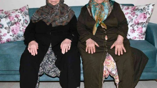 Hayırsever iki kadın emekli maaşlarından biriktirdikleri parayla Afrika'da su kuyusu açtırdı