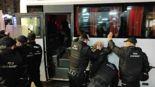 HDP'lilerin izinsiz eylemine polis müdahalesi