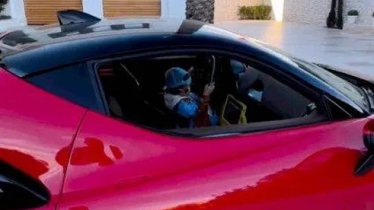 Henüz 3 yaşında: Oyuncak araba kullanır gibi Ferrari'yi kullandı