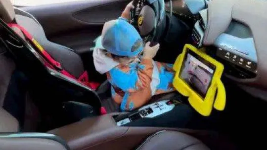 Henüz 3 yaşında: Oyuncak araba kullanır gibi Ferrari'yi kullandı