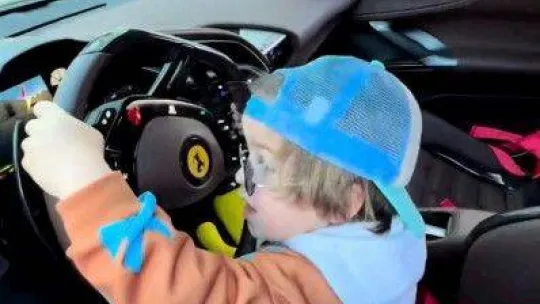 Henüz 3 yaşında: Oyuncak araba kullanır gibi Ferrari'yi kullandı