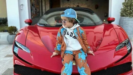 Henüz 3 yaşında: Oyuncak araba kullanır gibi Ferrari'yi kullandı