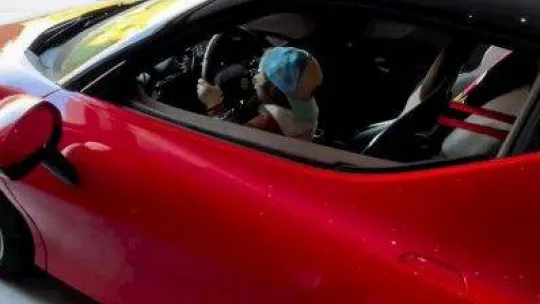 Henüz 3 yaşında: Oyuncak araba kullanır gibi Ferrari'yi kullandı