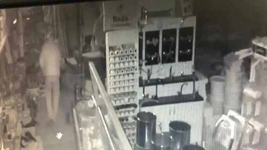 Hırdavat dükkanından çaldıkları malzemeleri el arabasıyla taşıdılar