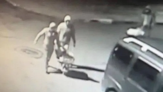 Hırdavat dükkanından çaldıkları malzemeleri el arabasıyla taşıdılar