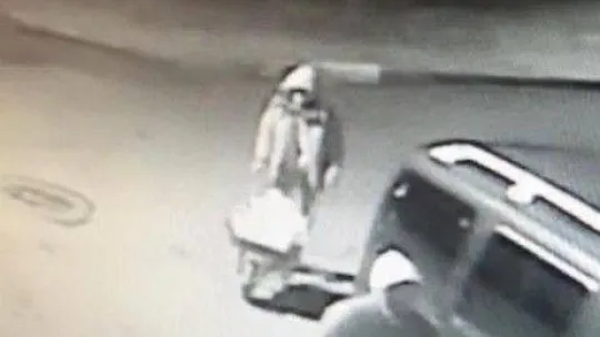 Hırdavat dükkanından çaldıkları malzemeleri el arabasıyla taşıdılar