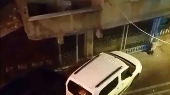 Hırsız için nöbet tutan mahalleli önce yakalayıp dövdü, sonra polise teslim etti