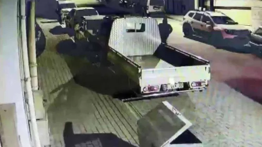 Hırsız, motosiklet sahibi tarafından yakalanınca bıçak çekti o anlar kameraya yansıdı