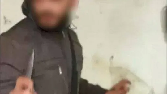 Hırsız, motosiklet sahibi tarafından yakalanınca bıçak çekti o anlar kameraya yansıdı