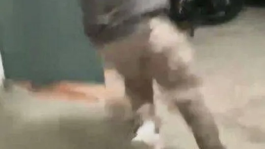 Hırsız, motosiklet sahibi tarafından yakalanınca bıçak çekti o anlar kameraya yansıdı