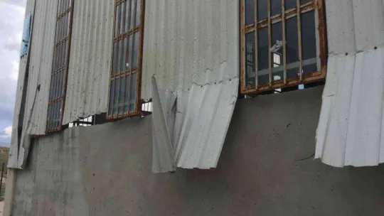 Hortum sonrası fabrikanın panelleri uçtu