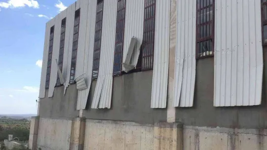 Hortum sonrası fabrikanın panelleri uçtu