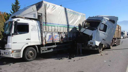 Hurdaya dönen kamyonda sıkışan yaralı böyle kurtarıldı